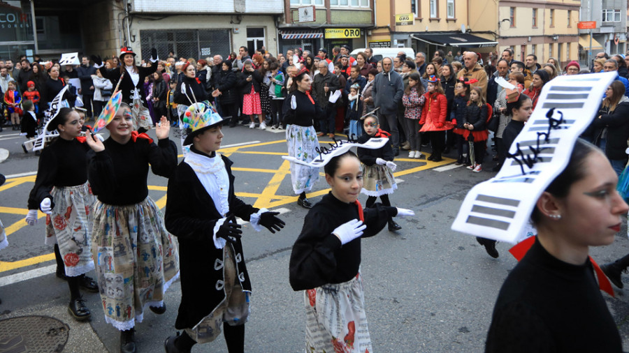 La comarca vuelve a echarse a la calle para celebrar los excesos del Entroido