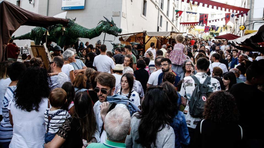 Un dragón ultima la transformación de la feria de medieval a fantástica de los últimos veranos