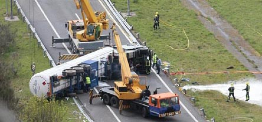 La A-6 permaneció cerrada 24 horas para retirar el camión cargado con gas que volcó