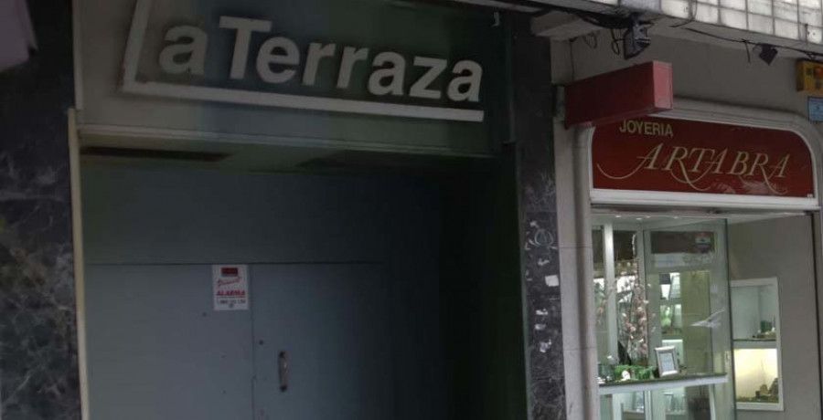 El 092 realiza una redada en un club social y descubre alcohol, cocaína, tabaco y un futbolín