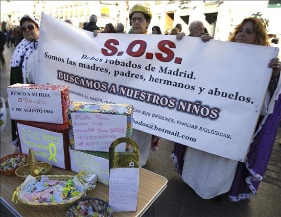 Las familias de los bebés robados crean un muro con los regalos que nunca dieron a sus hijos