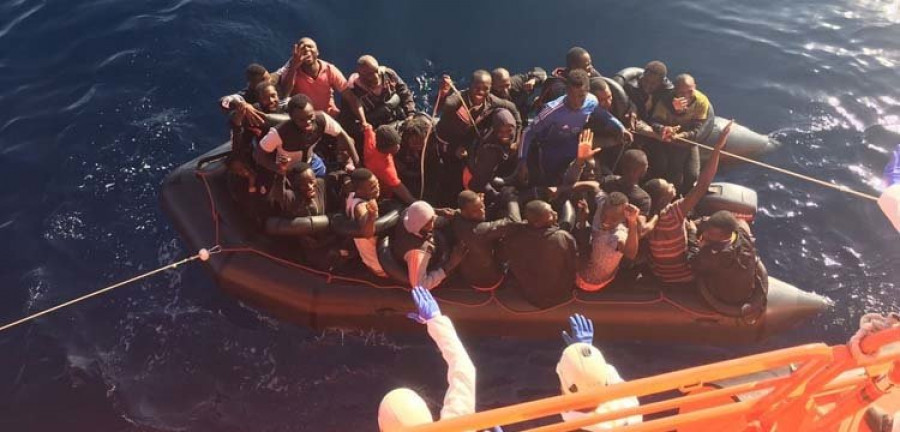 Rescatan a 55 inmigrantes en una patera a 13 millas de la costa rifeña
