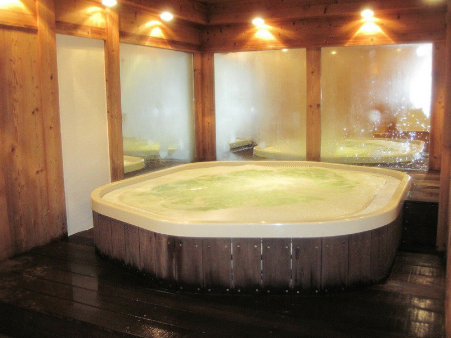 Las ventajas de tener un jacuzzi interior en casa