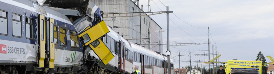 Un muerto y 26 heridos, último recuento del choque frontal de trenes en Suiza
