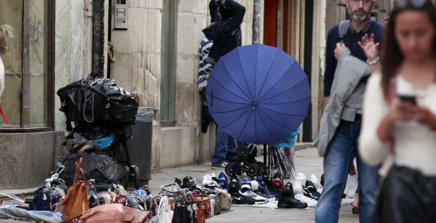 La Policía recibe denuncias de las grandes marcas por 
la piratería en la calle Real