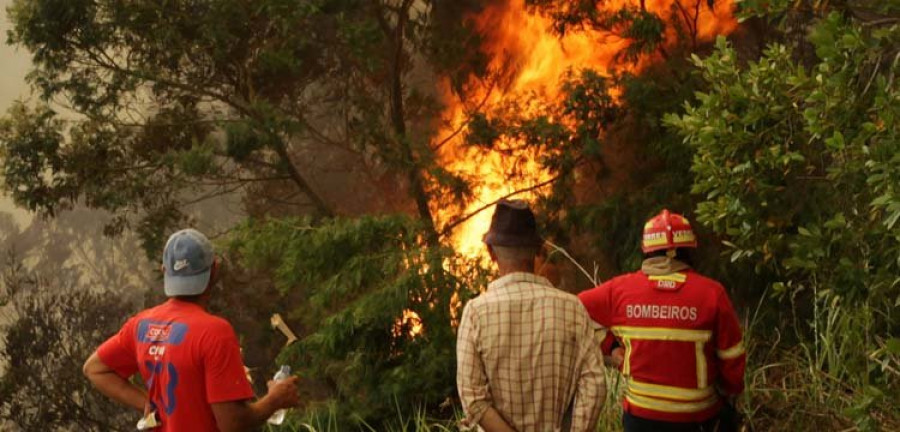 Tres personas mueren y miles son desalojadas por el incendio que asola la capital de Madeira