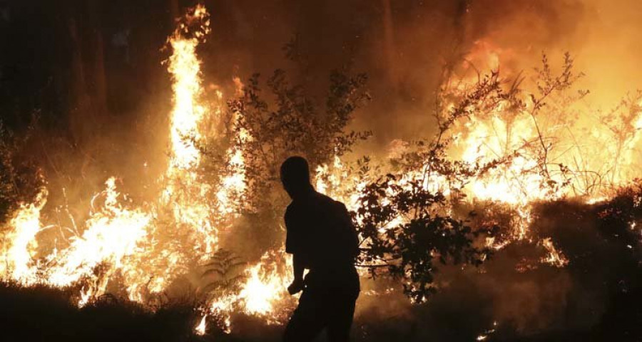 Imputados tres hombres y dos mujeres por varios incendios en A Coruña y Ourense