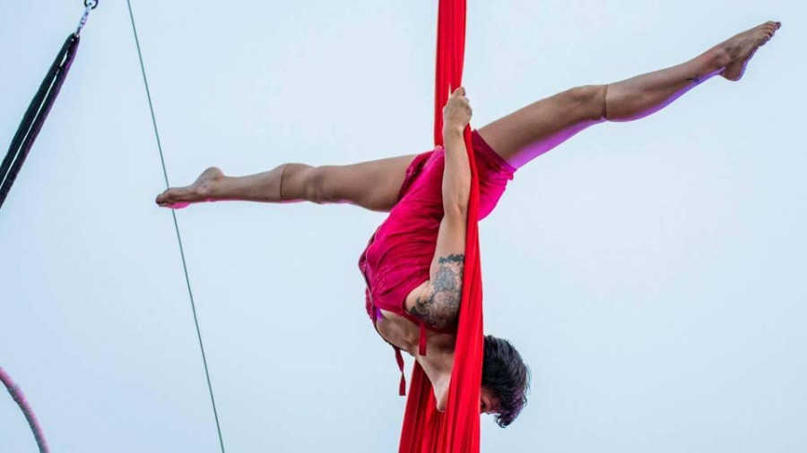 La primera gala femenina de circo conquista el Ágora