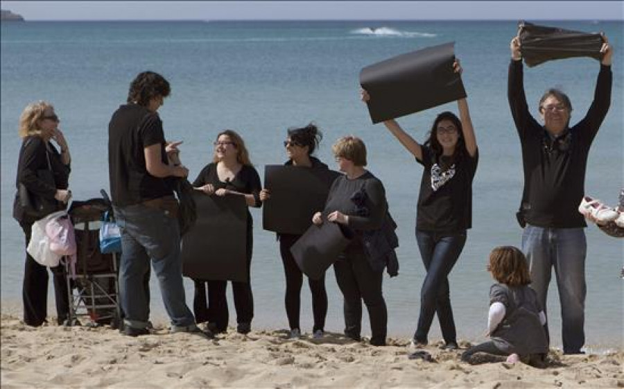 Unas 800 personas forman una "marea negra" contra las prospecciones en Palma