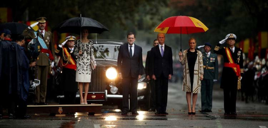 Los reyes presiden un desfile del 12 de octubre muy deslucido por la lluvia