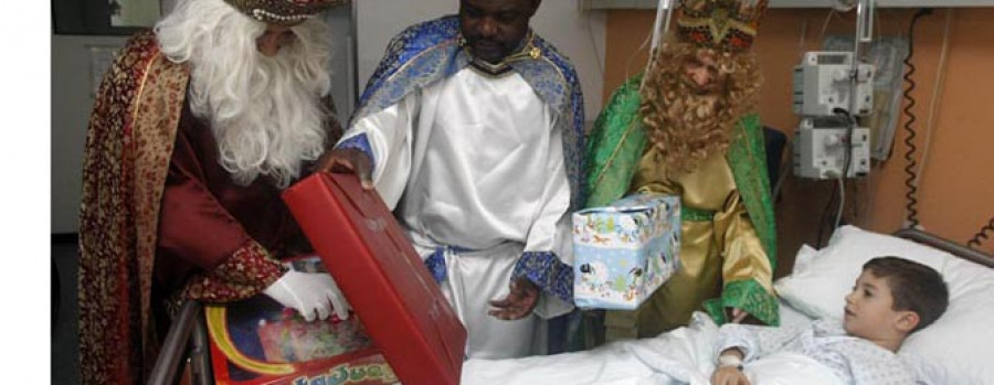 Los Reyes visitan a los niños ingresados en el Materno antes de recorrer la ciudad