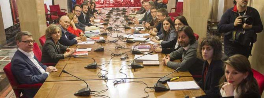 Rajoy prefiere hablar con Sánchez sin C’s y Podemos busca a IU, PSOE y Compromís