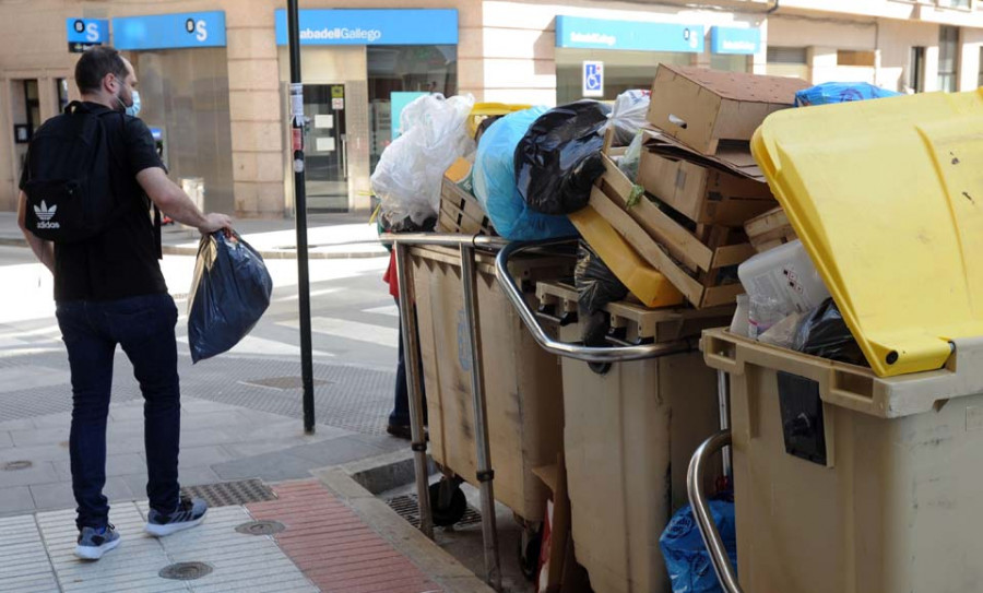 La basura se queda en la calle por las averías en los camiones de recogida