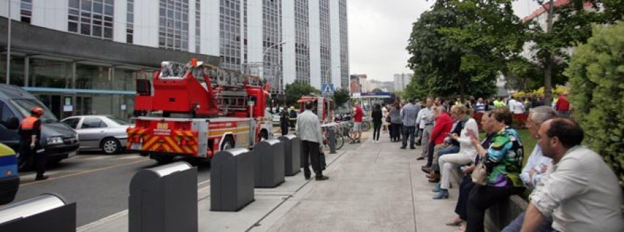 La Xunta completa un simulacro de incendio en su delegación  con el desalojo de 700 personas