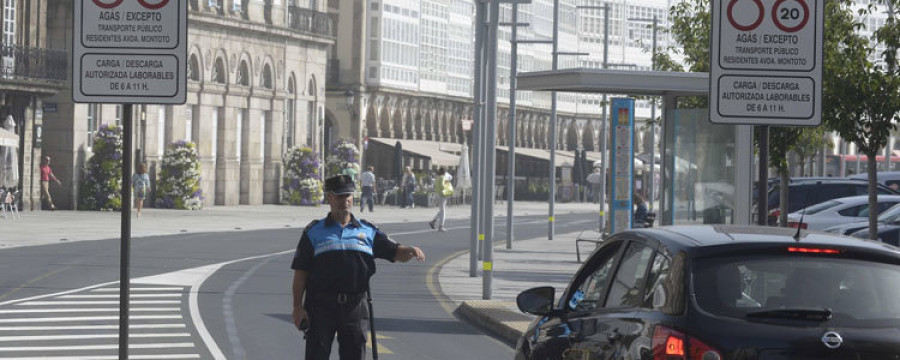 La Policía Local empieza a multar a los vehículos que circulan de forma irregular por La Marina