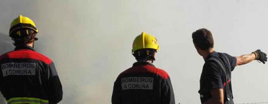 Los bomberos extinguen un fuego en una nave industrial cerca de Penamoa