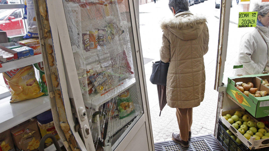 Los comerciantes del barrio de  Os Mallos denuncian una oleada de robos y piden más seguridad