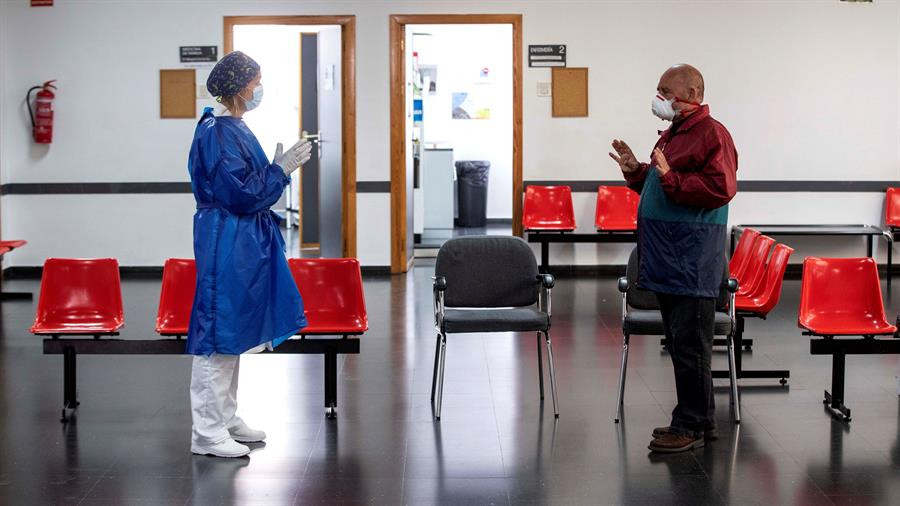 Feijóo avanza que se ampliará el horario de centros de salud y hospitales para evitar aglomeraciones