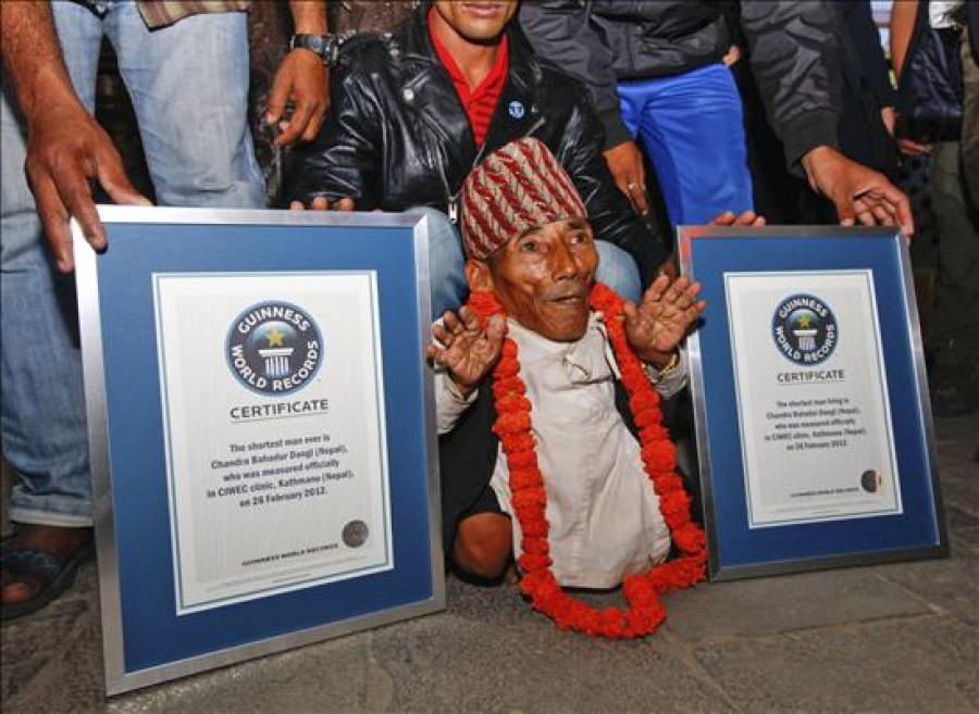 Un nepalí entra en el Guinness como el hombre más pequeño jamás medido