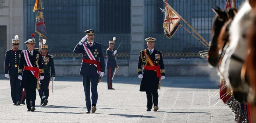 Felipe VI insta a los militares a que no “bajen la guardia” contra el terrorismo