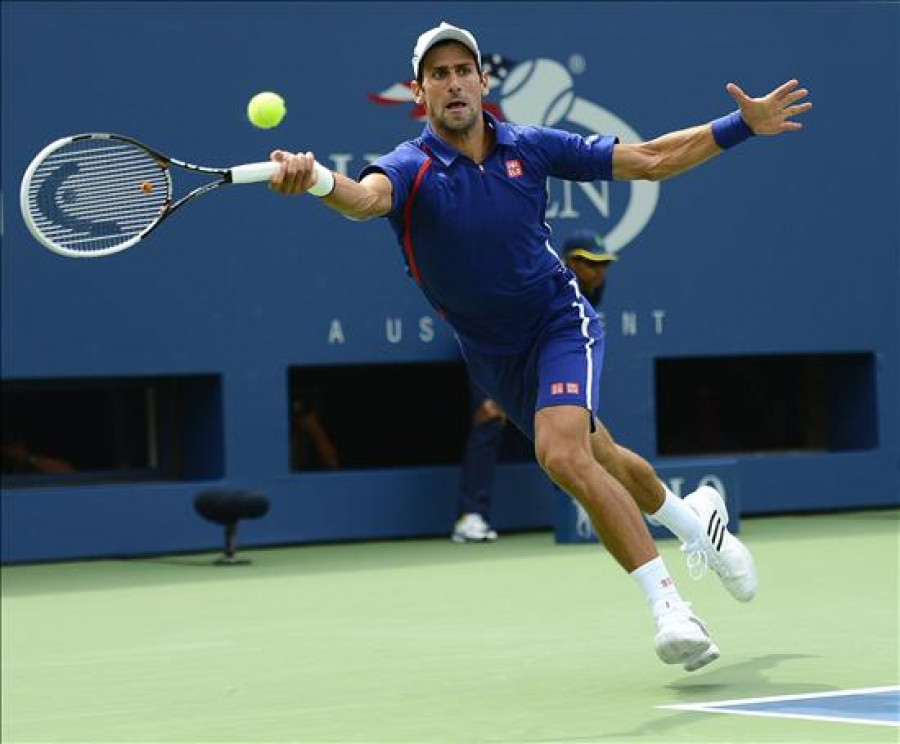 Djokovic arrasa a Benneteau para alcanzar los octavos de final