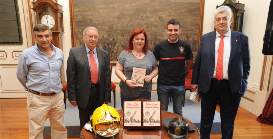 José Manuel Fernández Caamaño recopila en un libro los 230 años del cuerpo 
de bomberos coruñés