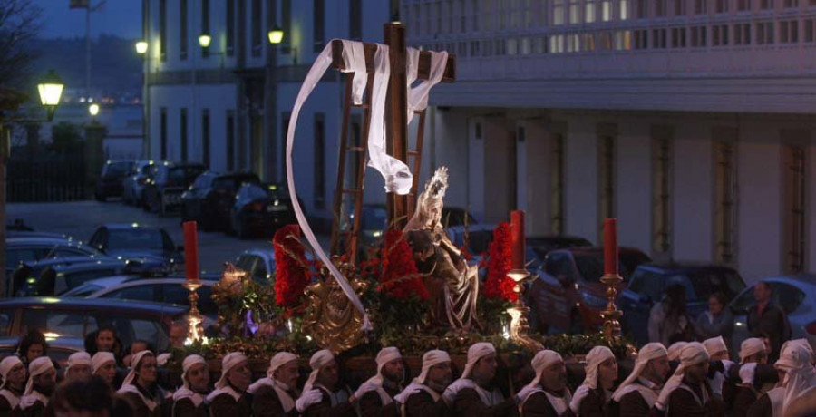 El cielo se abre para permitir la salida de la procesión de La Piedad