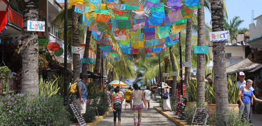 Turismo de surf y cementerio en un pueblo mexicano