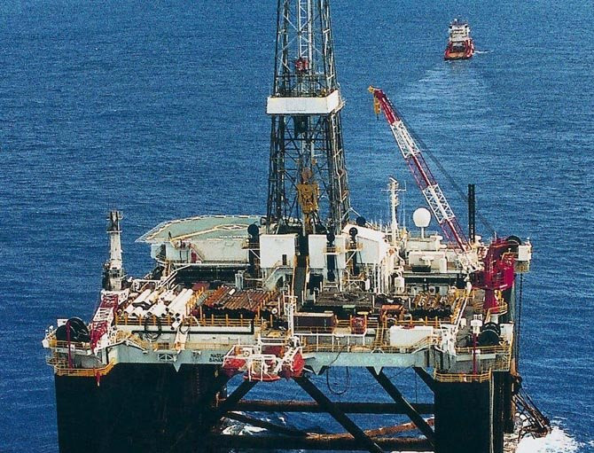 El exceso de oferta provoca que continúe la caída del crudo Brent, que baja de los ochenta dólares