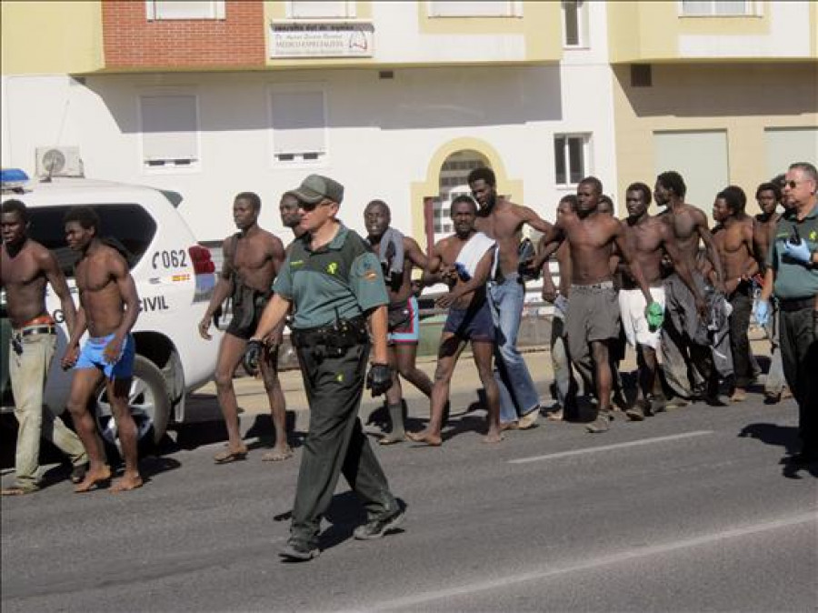 Unos 30 inmigrantes intentan saltar la valla de Melilla y varios lo consiguen