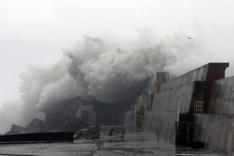 Galicia espera en alerta naranja un nuevo temporal con olas de cinco metros