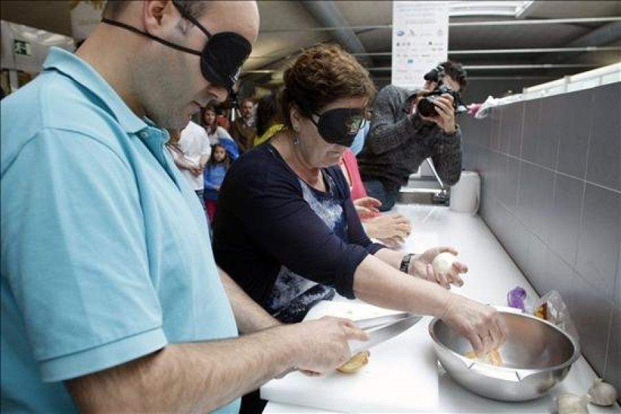 Dos estrellas Michelin aprenden en A Coruña a cocinar a ciegas con la ONCE