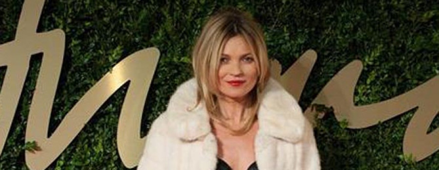 Kate Moss, reconocida por sus 25 años de carrera en la moda británica