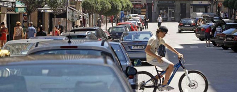 La doble fila toma las calles al tiempo que aumentan las multas de la ORA