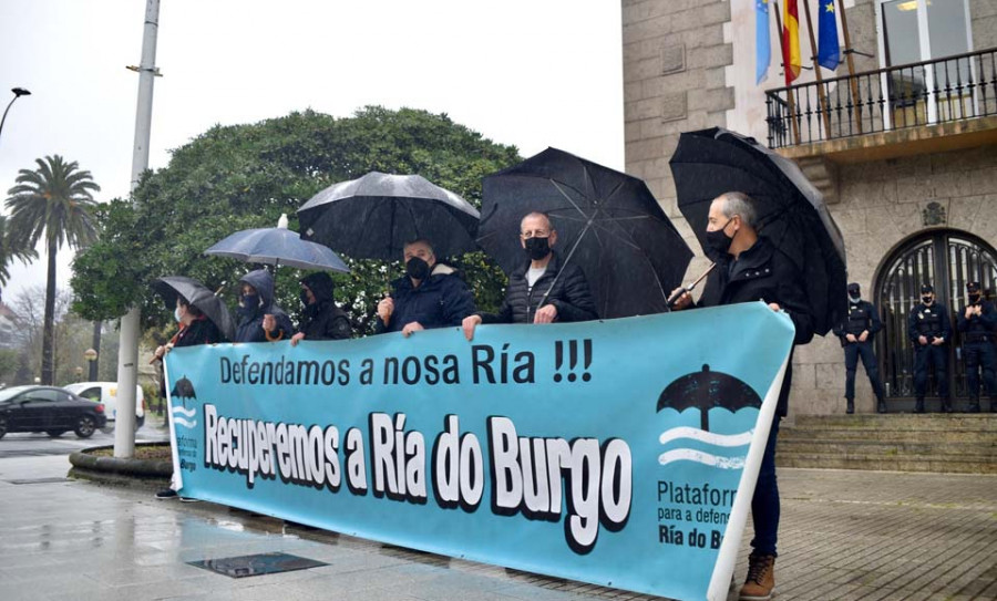 Los mariscadores piden que se definan ya las compensaciones por el dragado de la ría