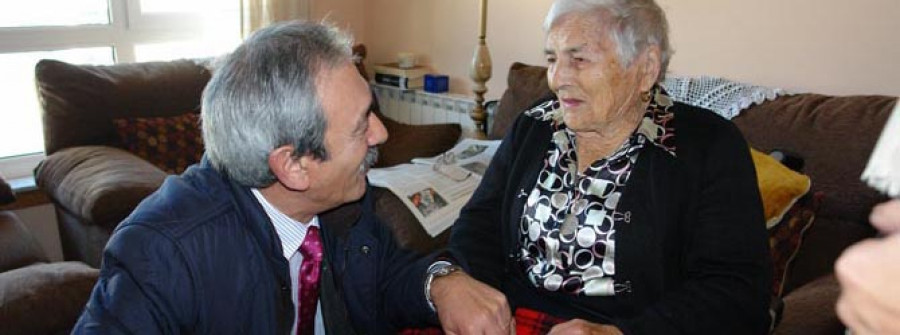 Una vecina de Cambre recibe un homenaje el día de su 100 cumpleaños