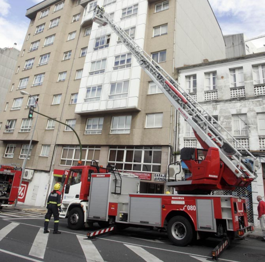 Los bomberos sofocan dos incendios  simultáneos en sendos pisos vacíos