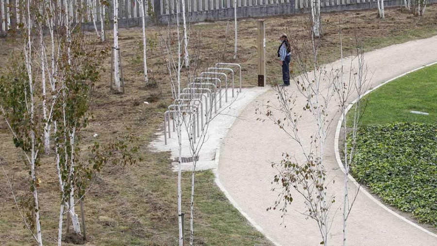 El parque de Adolfo Suárez acusa la falta de un sistema de riego y de lluvia