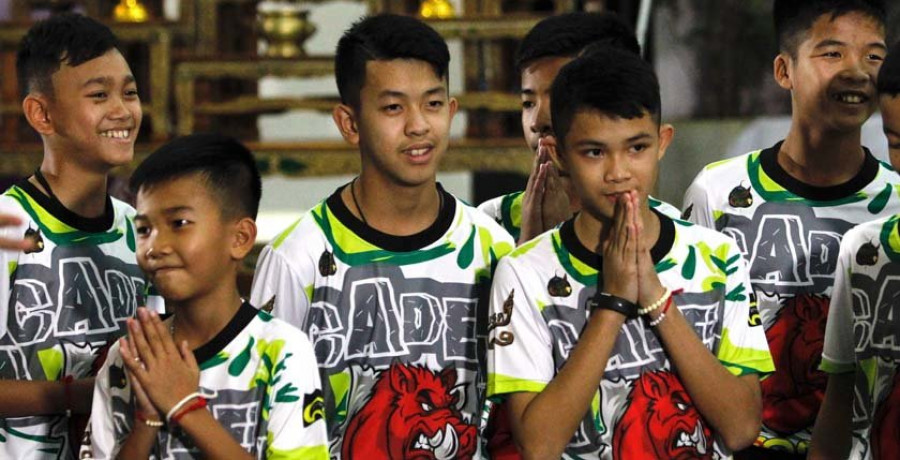 Los doce niños y el entrenador rescatados en Tailandia cuentan su “odisea” tras recibir el alta médica
