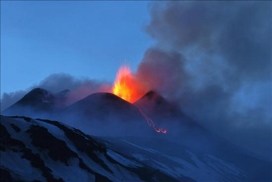 El Etna entra en erupción y emite lenguas de lava sin peligro para la población