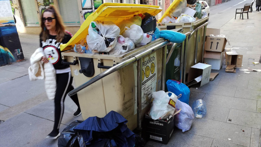 La basura se desborda en los contenedores debido a la falta de camiones en buen estado