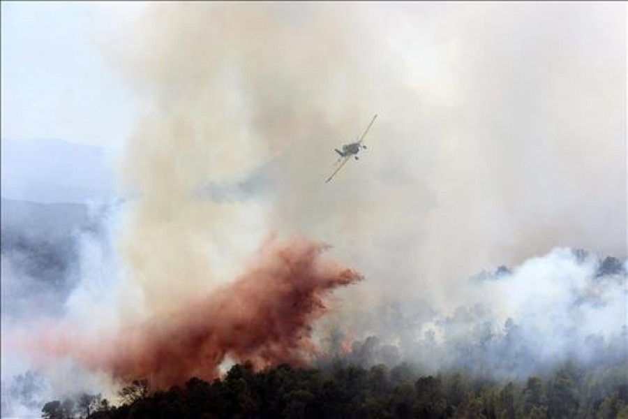 Una tromba de agua ayuda en la extinción de un incendio de Domeño, aún sin controlar