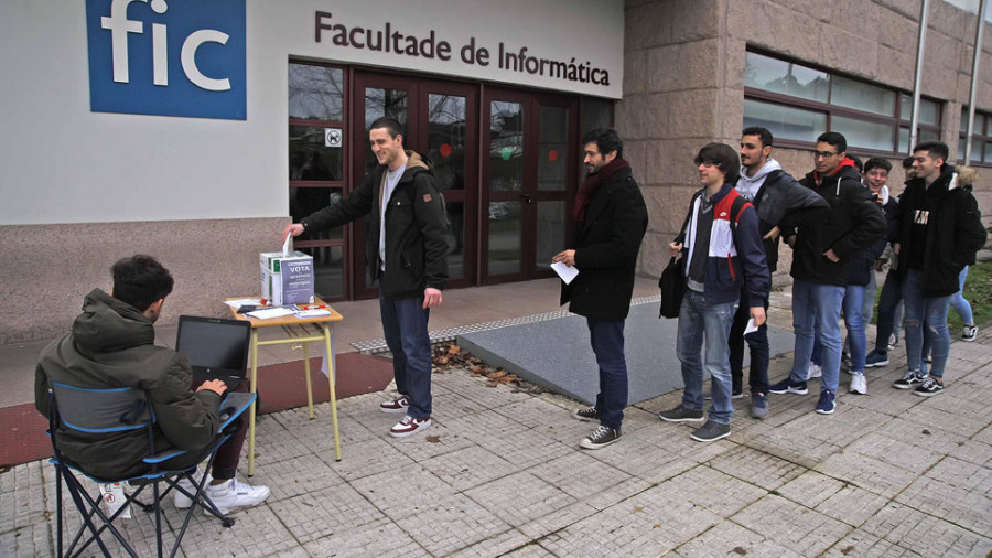 Los universitarios coruñeses votan por abolir la monarquía e instaurar una República