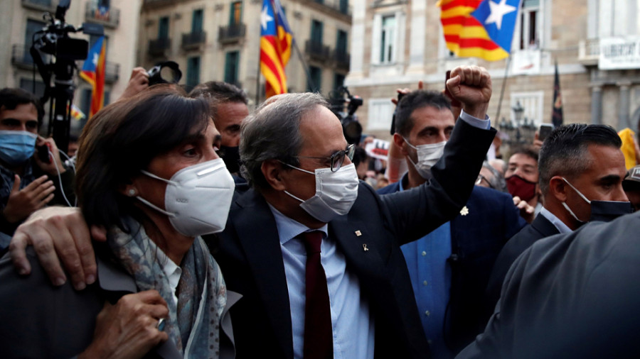 Cientos de personas arropan a Torra tras ser inhabilitado por la Justicia