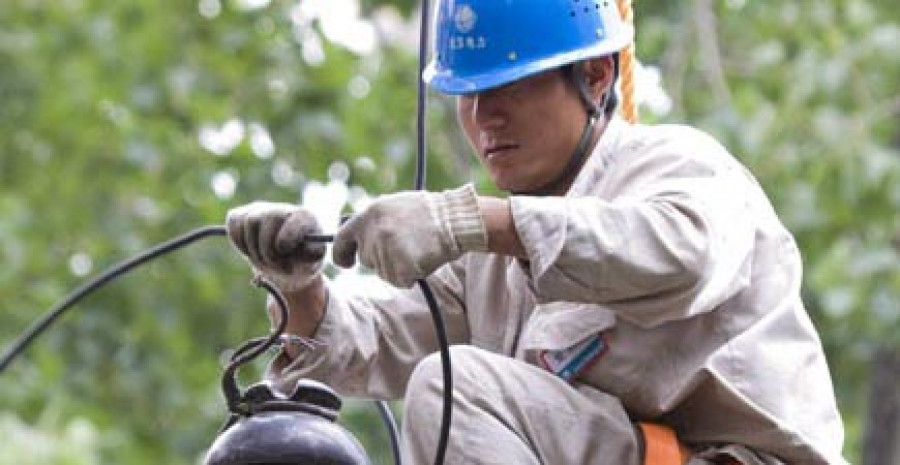 Los usuarios alertan de una subida superior al 10% en la factura  de la luz en los próximos meses