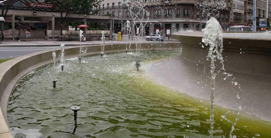 La fuente de Cuatro Caminos pone verde  al servicio de mantenimiento