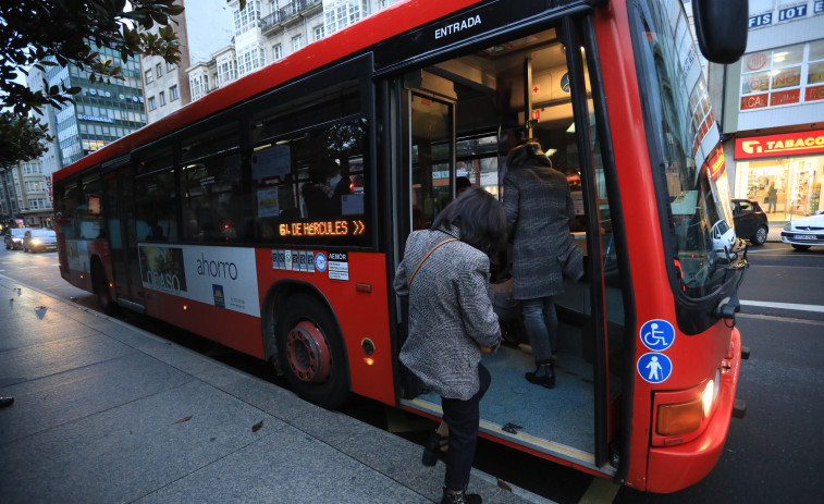 El pasajero tipo del bus en A Coruña tiene 42 años y lo usa por motivos laborales