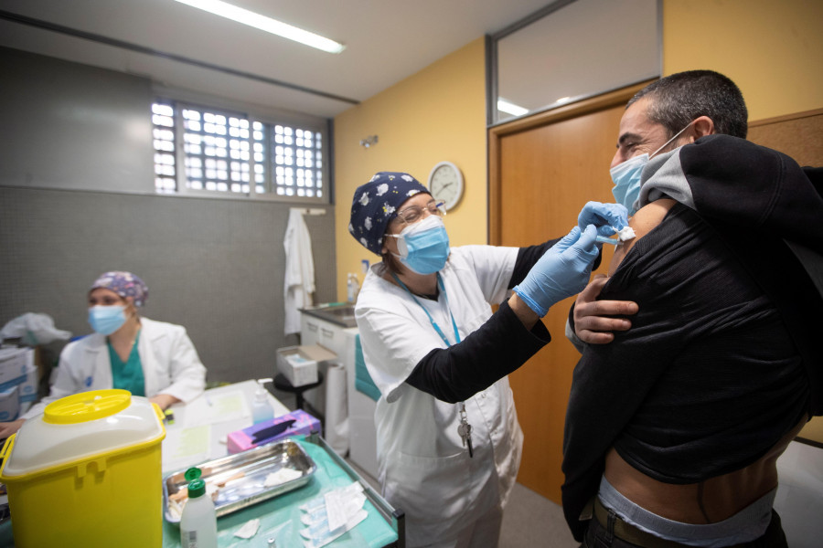 España recibe las primeras 196.800 dosis de la vacuna creada por AstraZeneca y Oxford