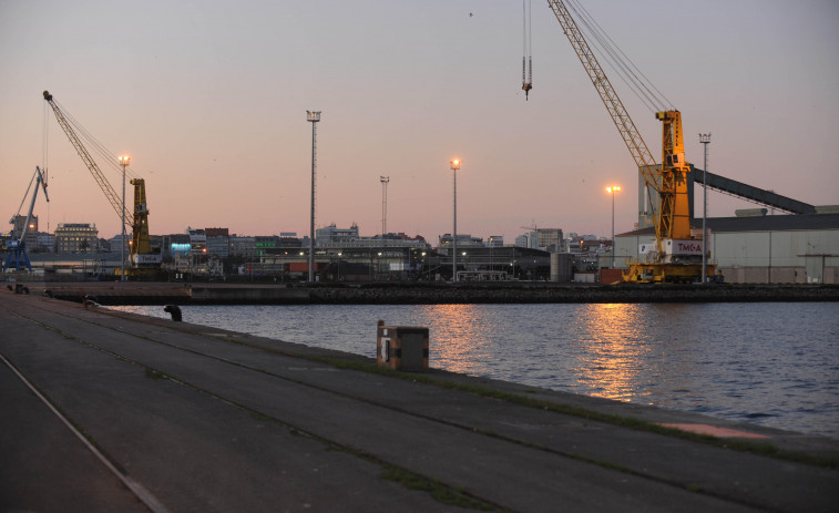 Un quimiquero sin carga atraca en el puerto exterior de A Coruña tras registrar una avería