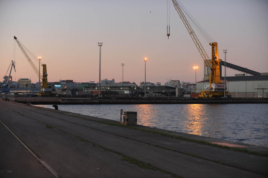 Un quimiquero sin carga atraca en el puerto exterior de A Coruña tras registrar una avería